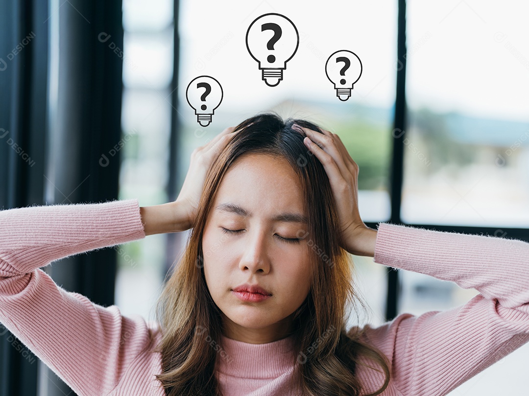 Mulher pensante tocando a cabeça em muitas perguntas com sinais