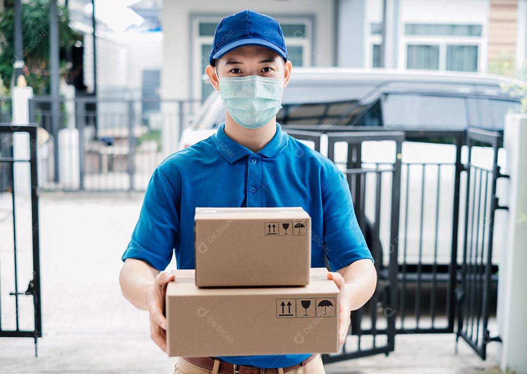 O entregador asiático usando máscara envia uma caixa