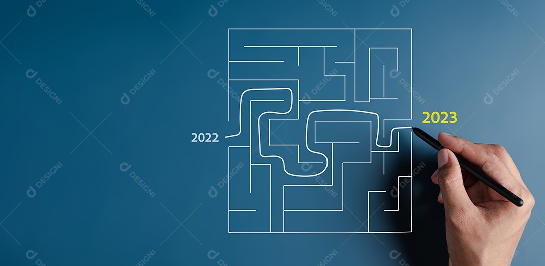 Empresário desenhando linha para o ano novo e mudando o ano de 2022 para 2023.
