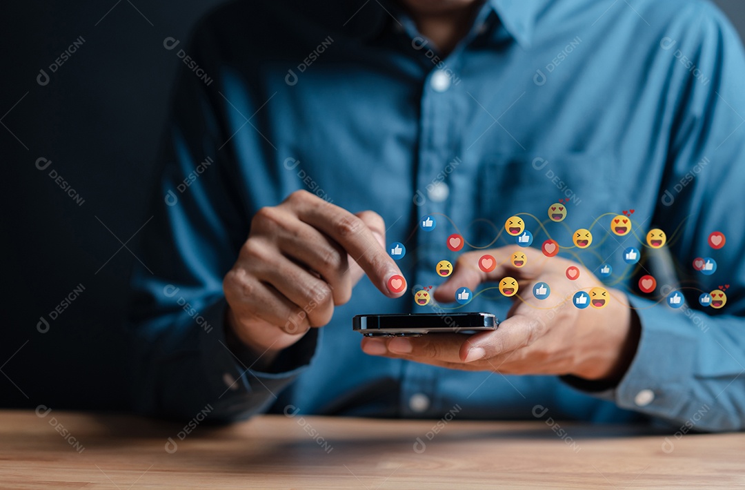 Homem usando mídia social e digital online