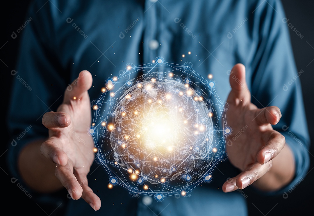 Mãos de homem segurando conexão de rede global.