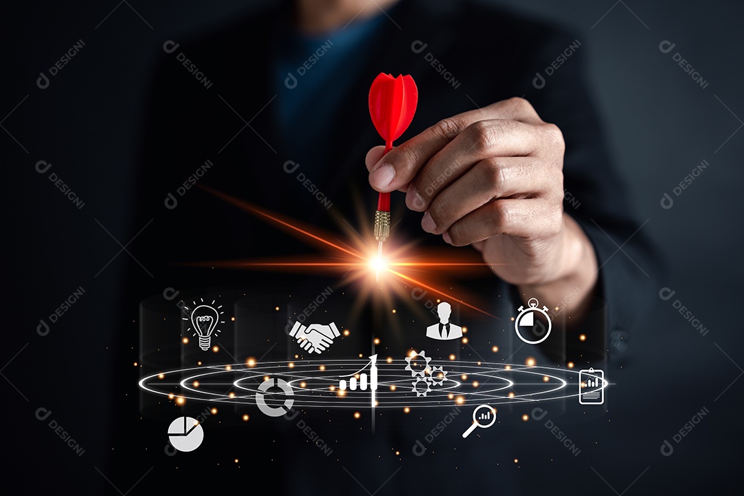 Empresário jogando dardo de seta vermelha para alvo
