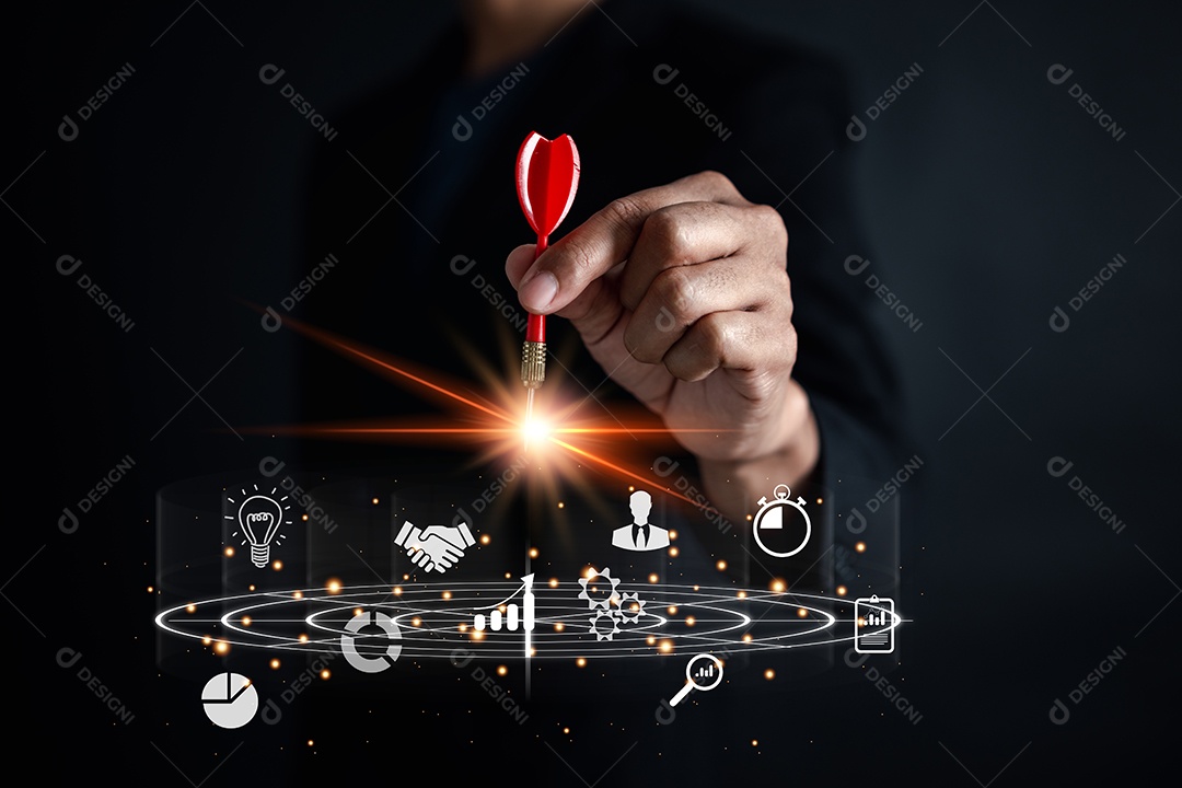 Empresário jogando dardo de seta vermelha para alvo