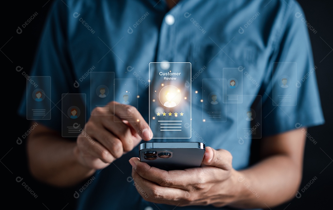 Mão de homem dando cinco estrelas ao serviço Garantia de qualidade