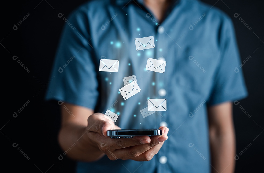 Empresário recebe e-mail por smartphone do cliente, contato comercial e comunicação