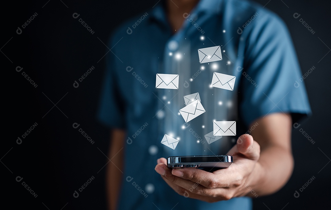 Empresário recebe e-mail por smartphone do cliente, contato comercial e comunicação