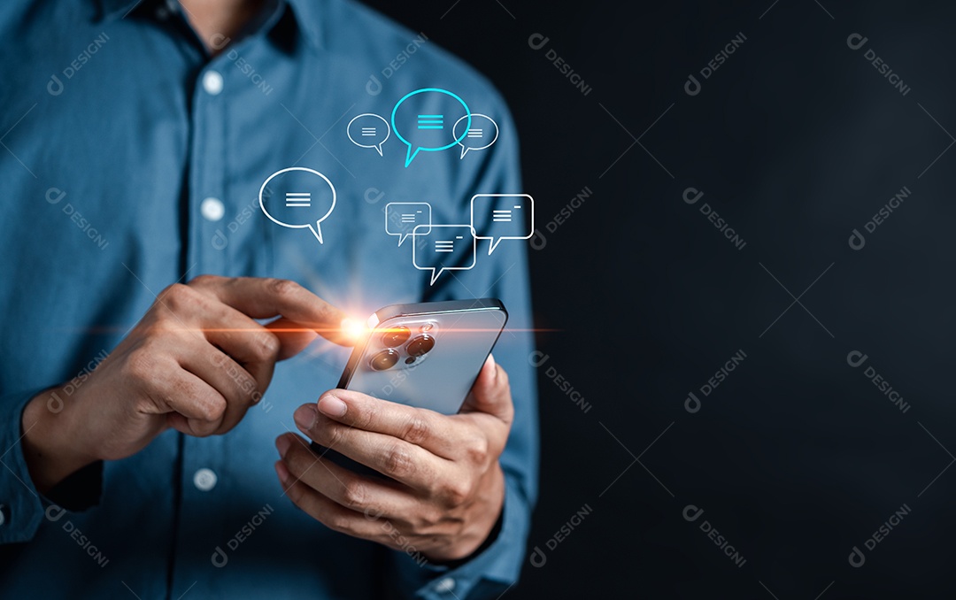 Empresário usando smartphone digitando conversando on-line