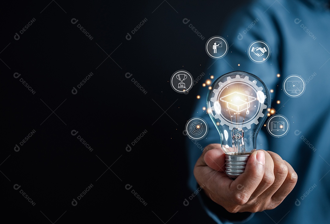 Mão de homem segurando lâmpada com aprendizagem educar e conceito de graduação.