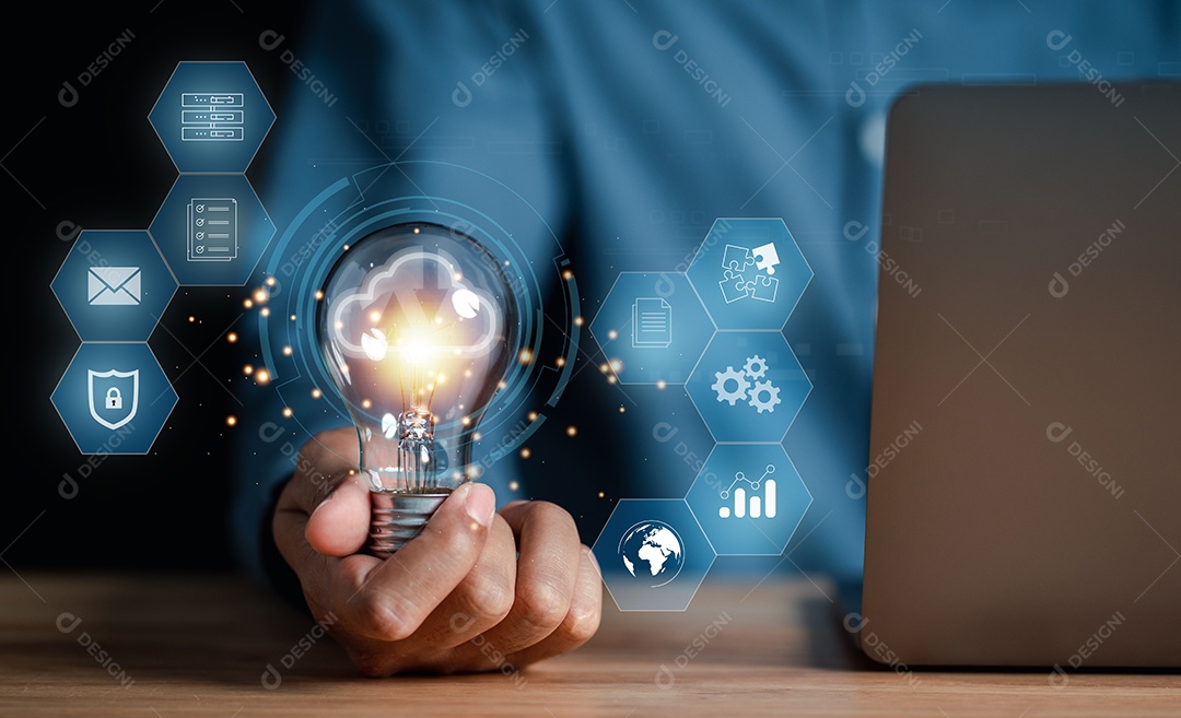 Empresário usando computação em nuvem de computador para baixar e carregar informações