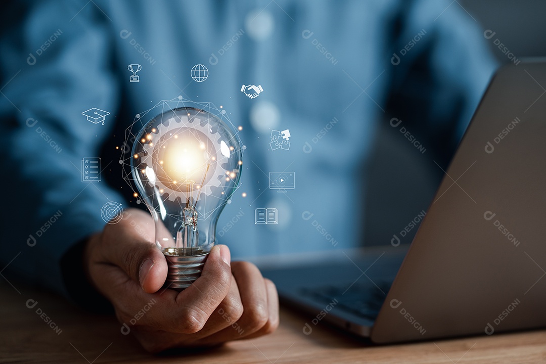 Mão de homem segurando lâmpada com aprendizagem educar e conceito de graduação.