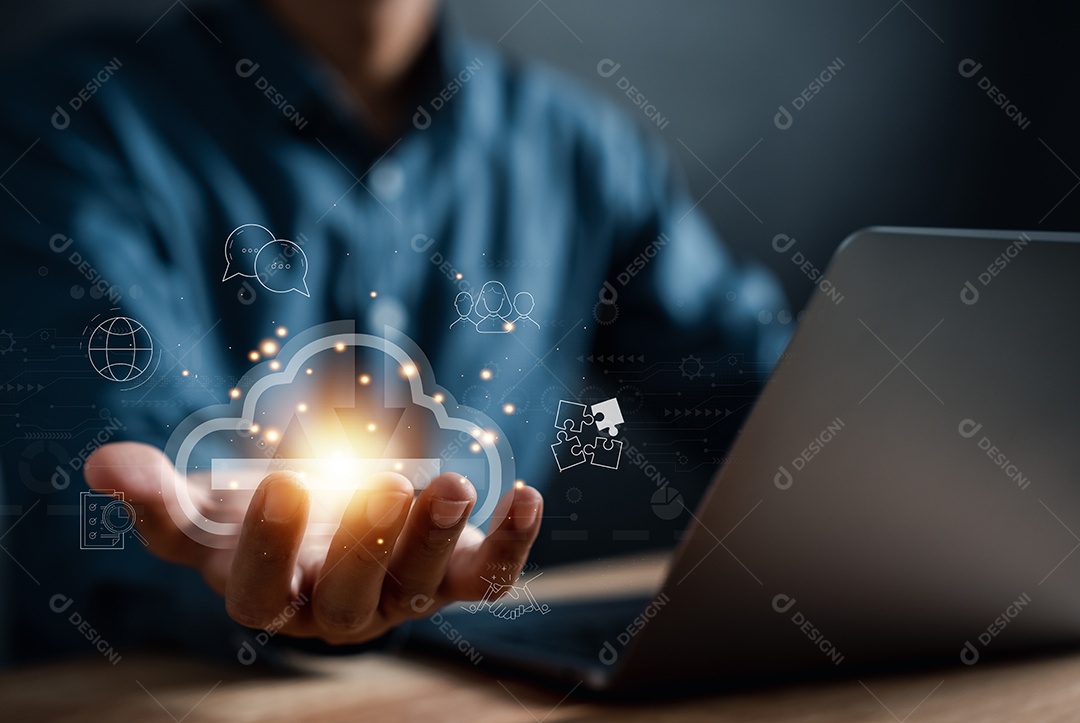 Empresário usando computação em nuvem de computador para baixar e carregar informações