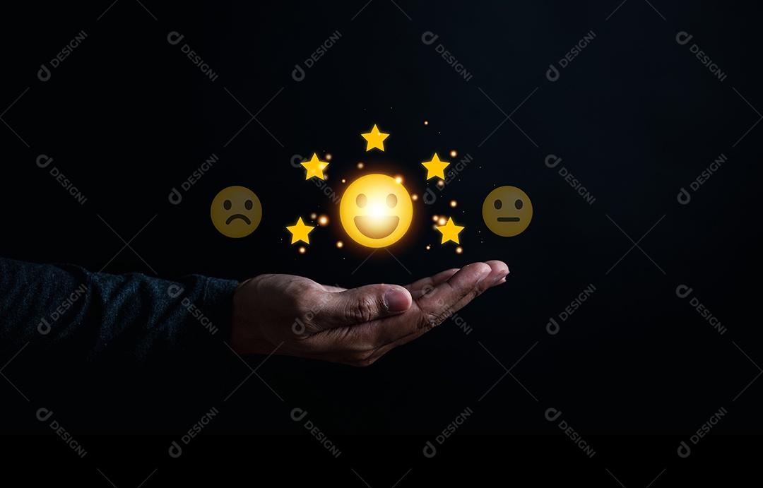 Mão de homem dando cinco estrelas ao serviço Garantia de qualidade, garantia