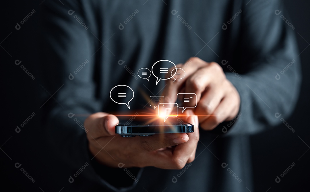 Empresário usando smartphone digitando conversando on-line para ingressar em comunicação