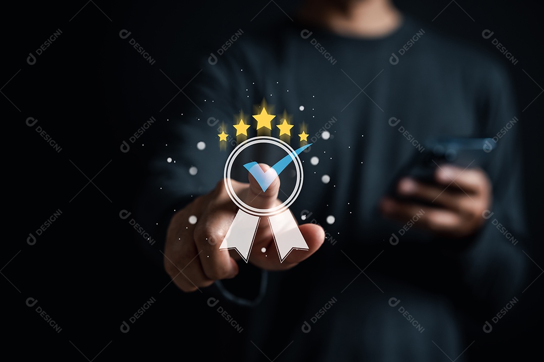 Empresário dando garantia de qualidade de serviço, garantia, padrões, certificação