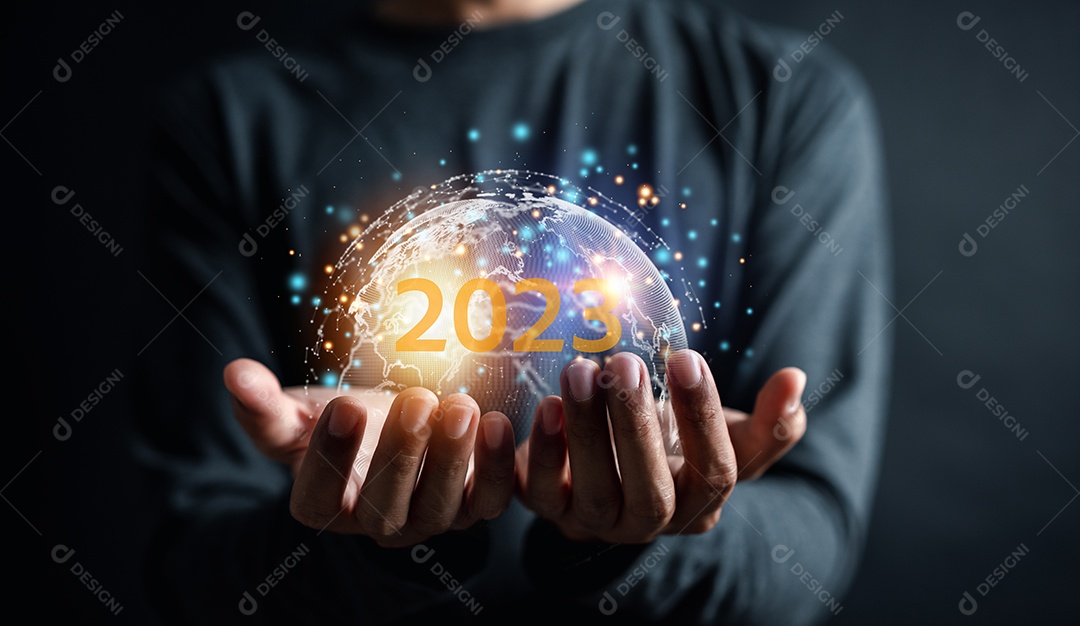 Empresário mostrando informações de negócios on-line para tecnologia de conexão global à Internet em 2023