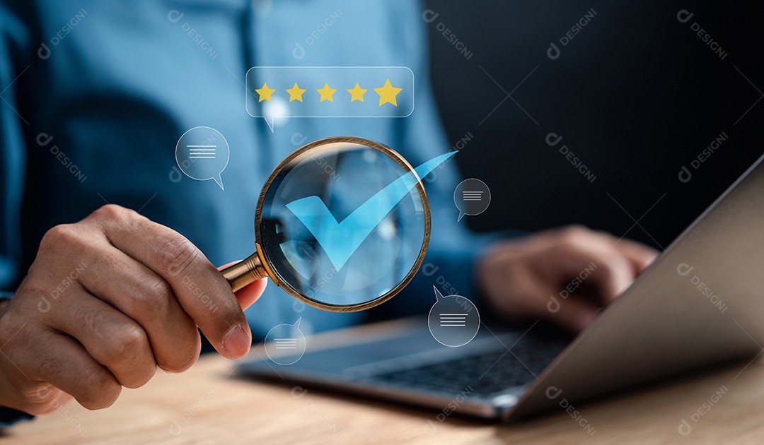 Empresário segurando o foco da lupa para corrigir o ícone para dar garantia de qualidade de serviço, garantia