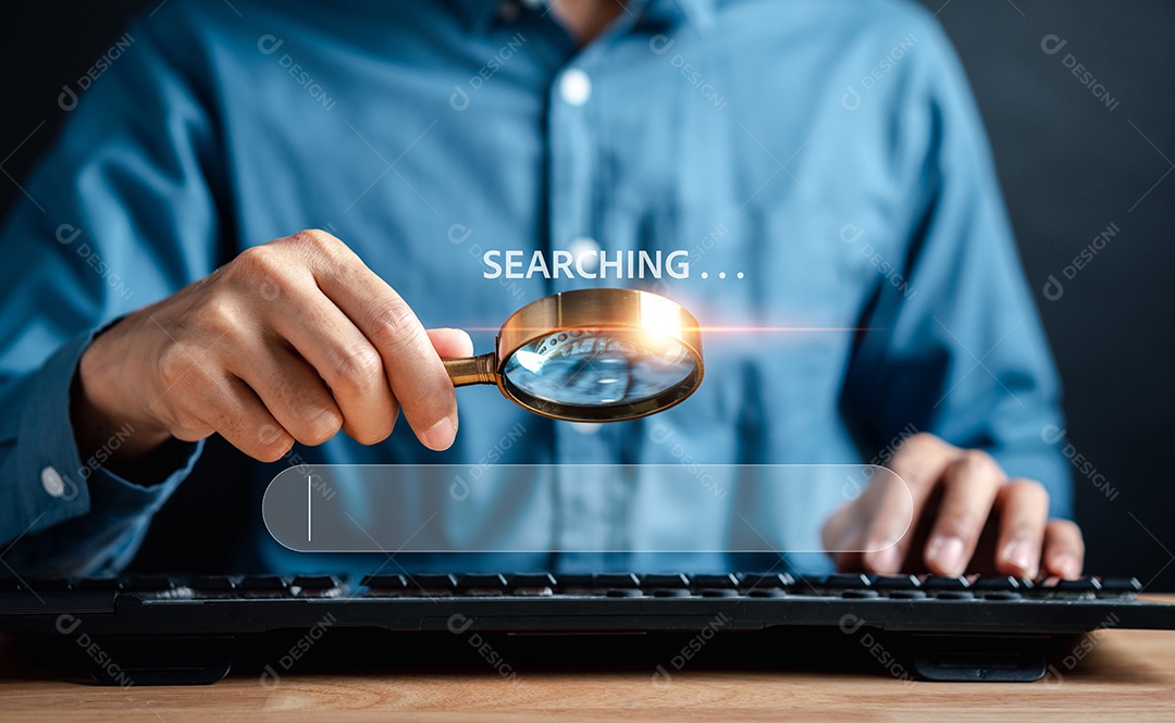 Empresário usa lupa Pesquisa em tecnologia de pesquisa de dados de tela virtual