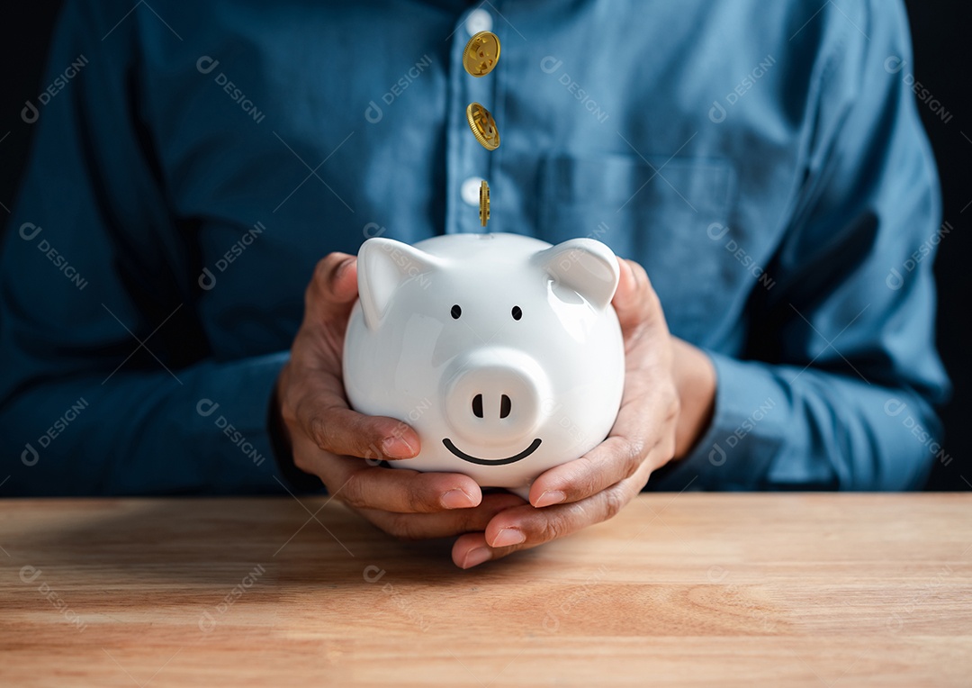 Bancário e economizando dinheiro, moeda caindo para a receita do cofrinho