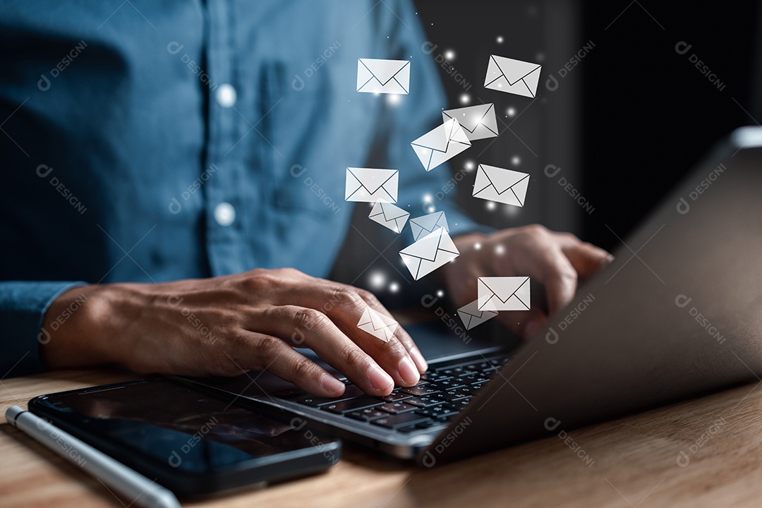 Empresário recebe e-mail por computador portátil do cliente, contato comercial e comunicação