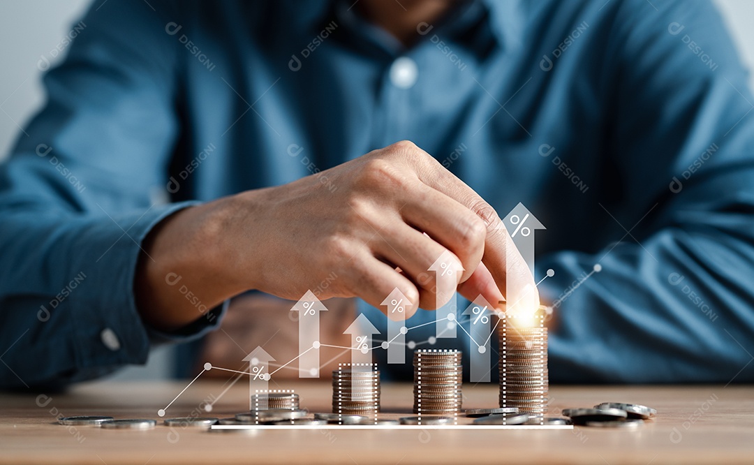 Empresário, empilhando moedas de dinheiro, contabilizando o aumento da taxa de juros financeira