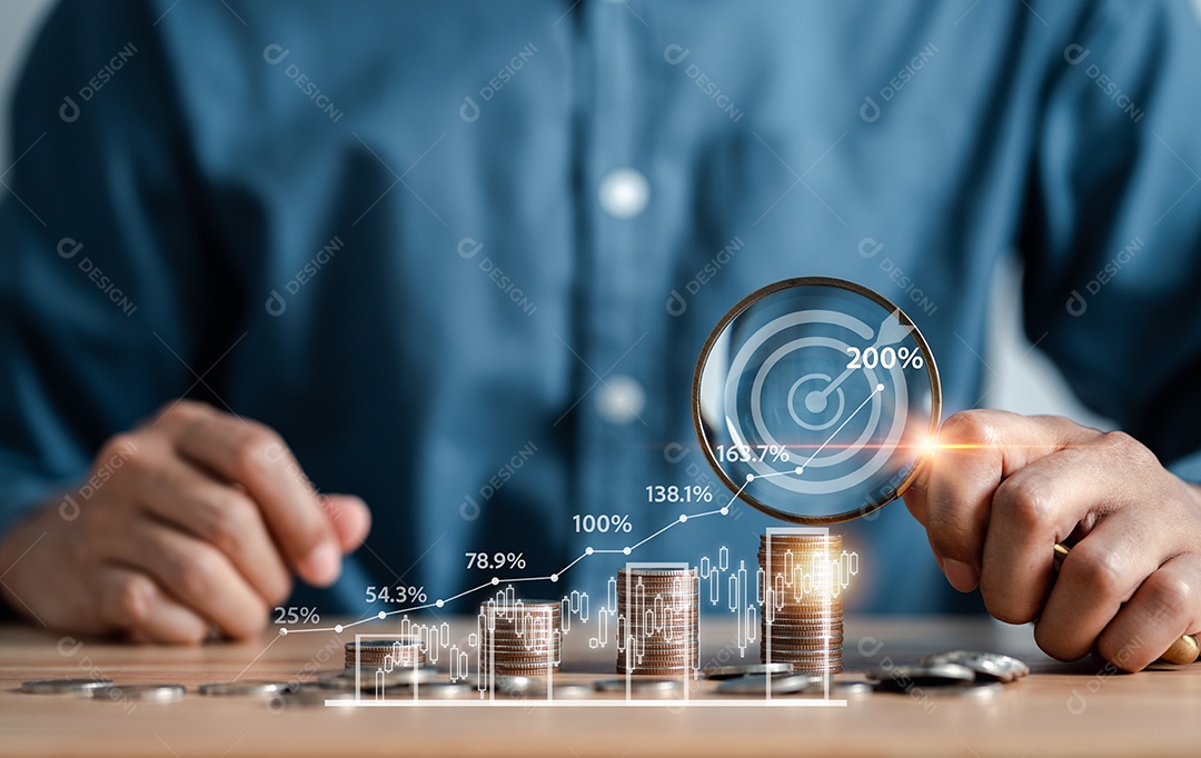 Mão de empresário empilhando moedas de dinheiro com ícones de porcentagem virtual para banco financeiro