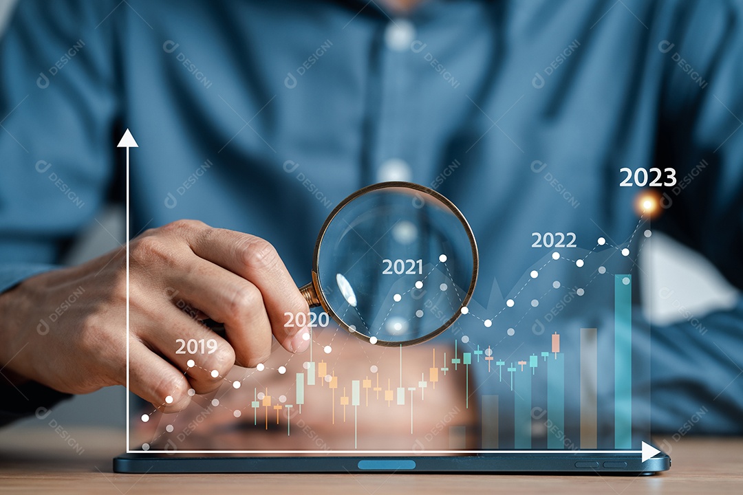 Empresário, segurando o vidro da lupa para aumentar o foco, analisar o gráfico de ações