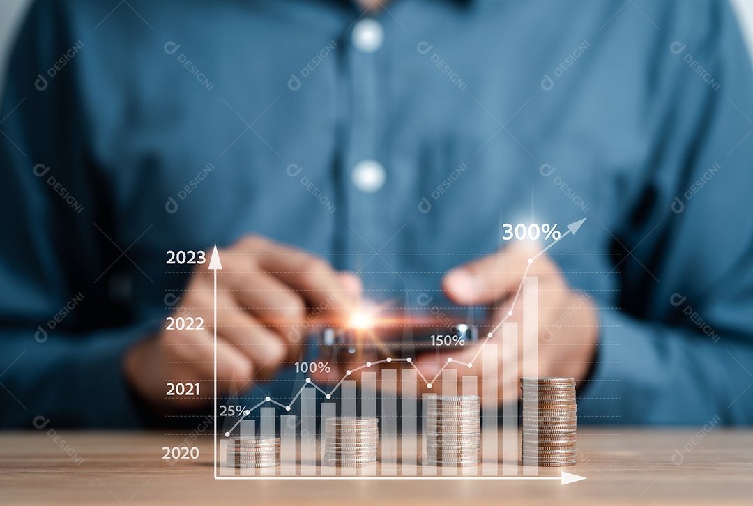 Empresário, empilhando moedas de dinheiro, contabilizando o aumento da taxa de juros financeira