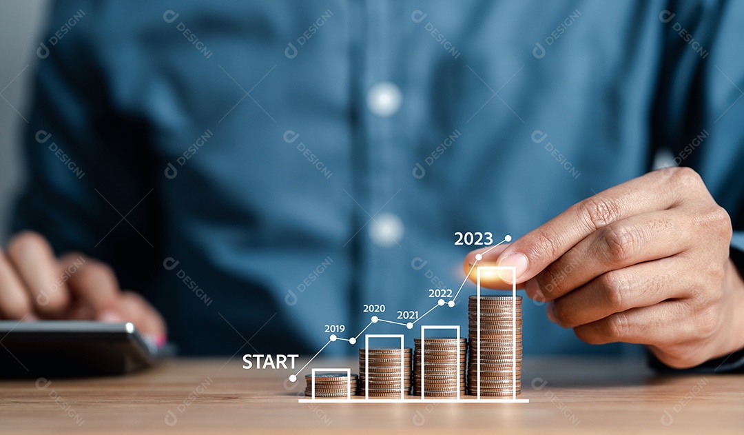 Empresário, empilhando moedas de dinheiro, contabilizando o aumento da taxa de juros financeira