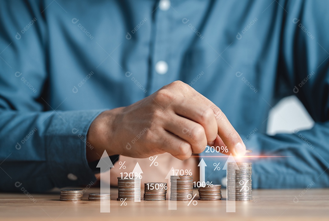 Empresário, empilhando moedas de dinheiro, contabilizando o aumento da taxa de juros financeira