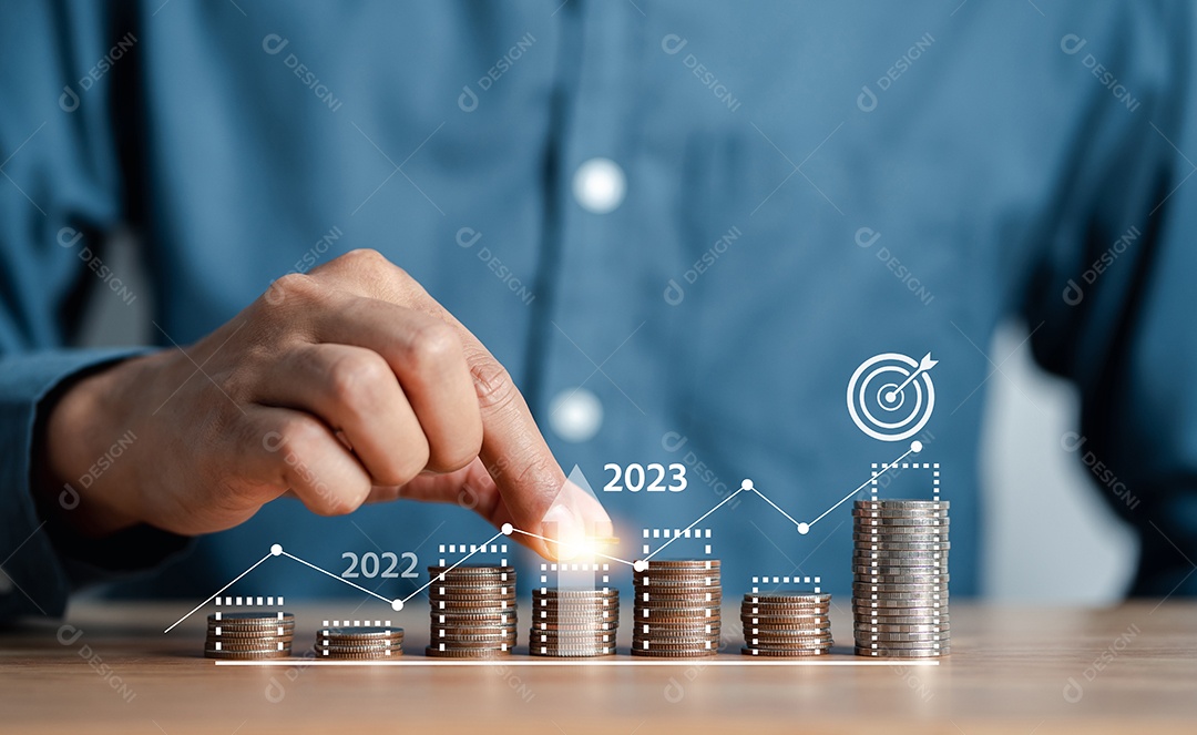 Empresário, empilhando moedas de dinheiro, contabilizando o aumento da taxa de juros financeira