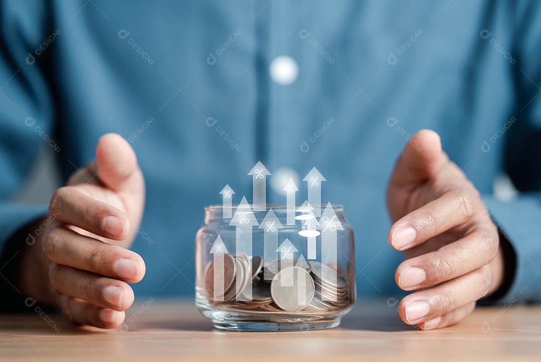 Empresário economizando moedas de dinheiro contabilizando em jarra para aumentar a taxa de juros