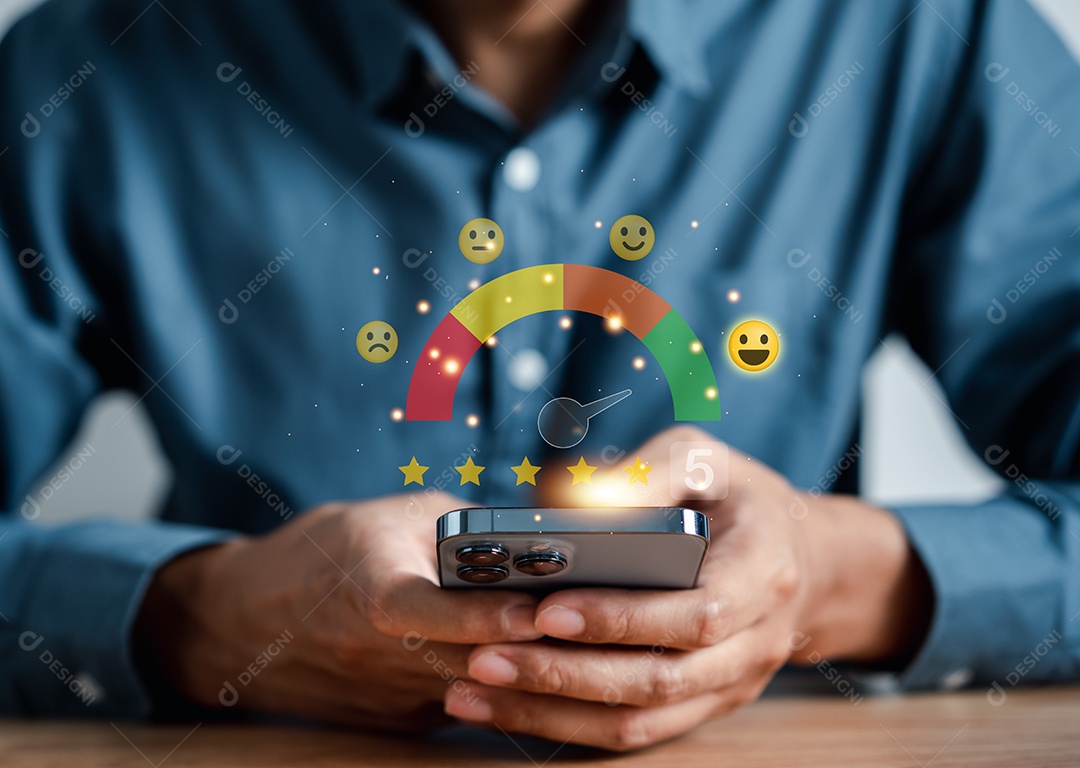 Homem dando cinco estrelas por smartphone, conceito de revisão de feedback de satisfação