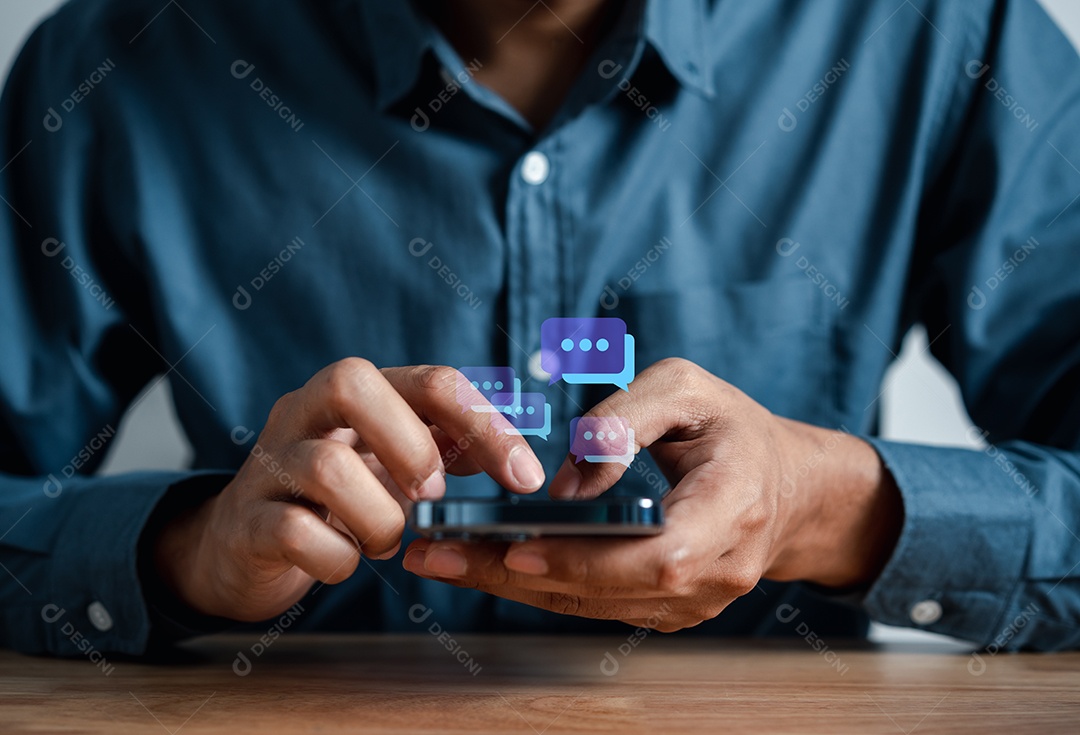 Empresário usando smartphone conversando para enviar mensagem para comunicação