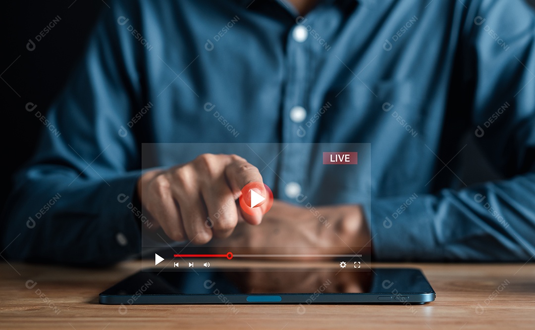 Homem tocando smartphone para iniciar a transmissão ao vivo e assistir a tela para transmissão de vídeo na internet e multimídia