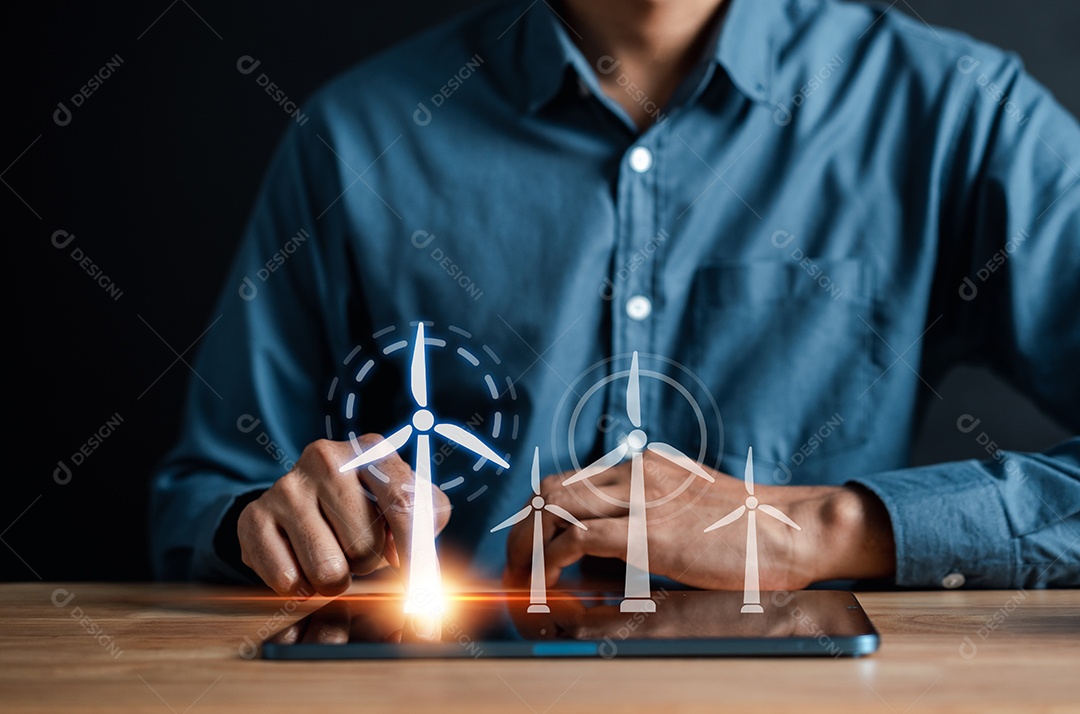 Engenheiro de energia usando fazenda de turbina eólica virtual de tablet com futuro de mapa