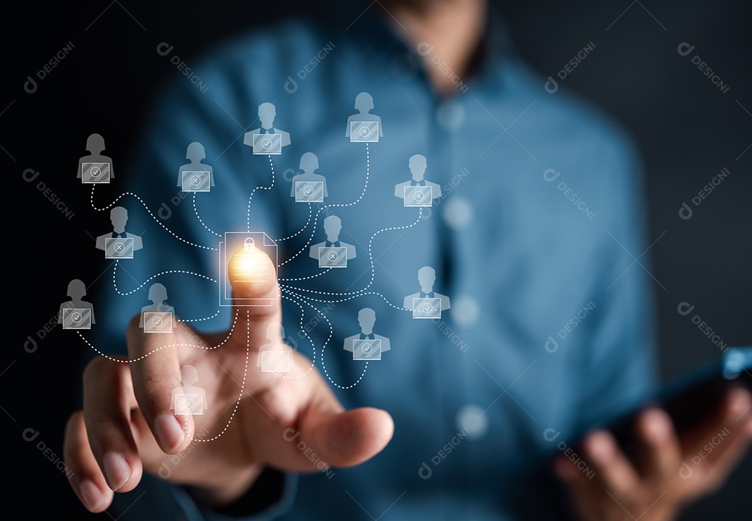 Empresário tocando para acessar o sistema.