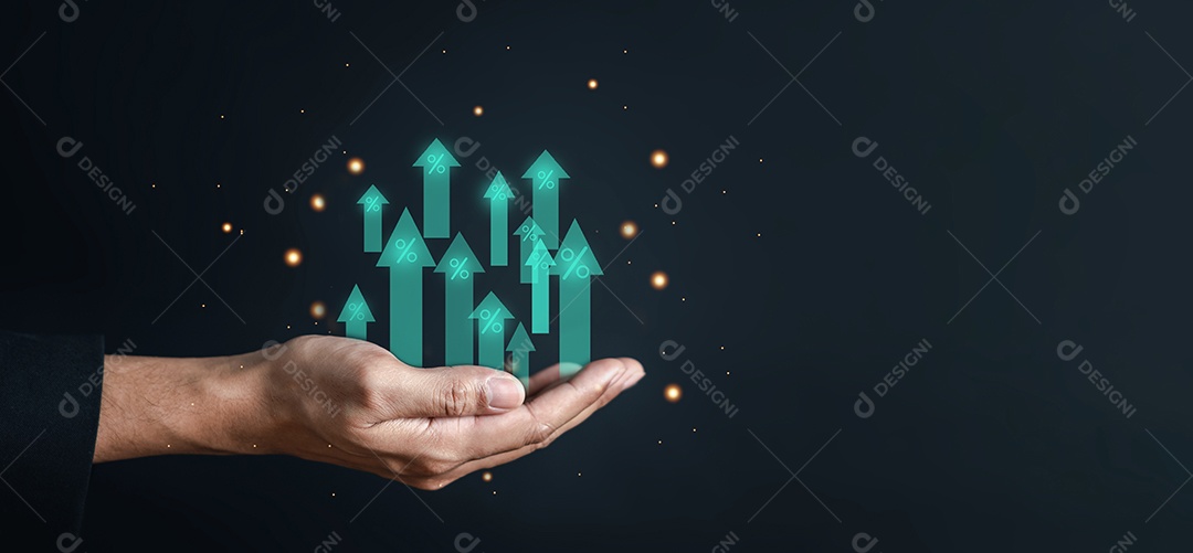 Mão de empresário mostrando aumento da taxa de juros financeira