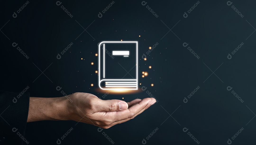 Mãos segurando o livro para aprender educar, estudar conhecimento para a ideia