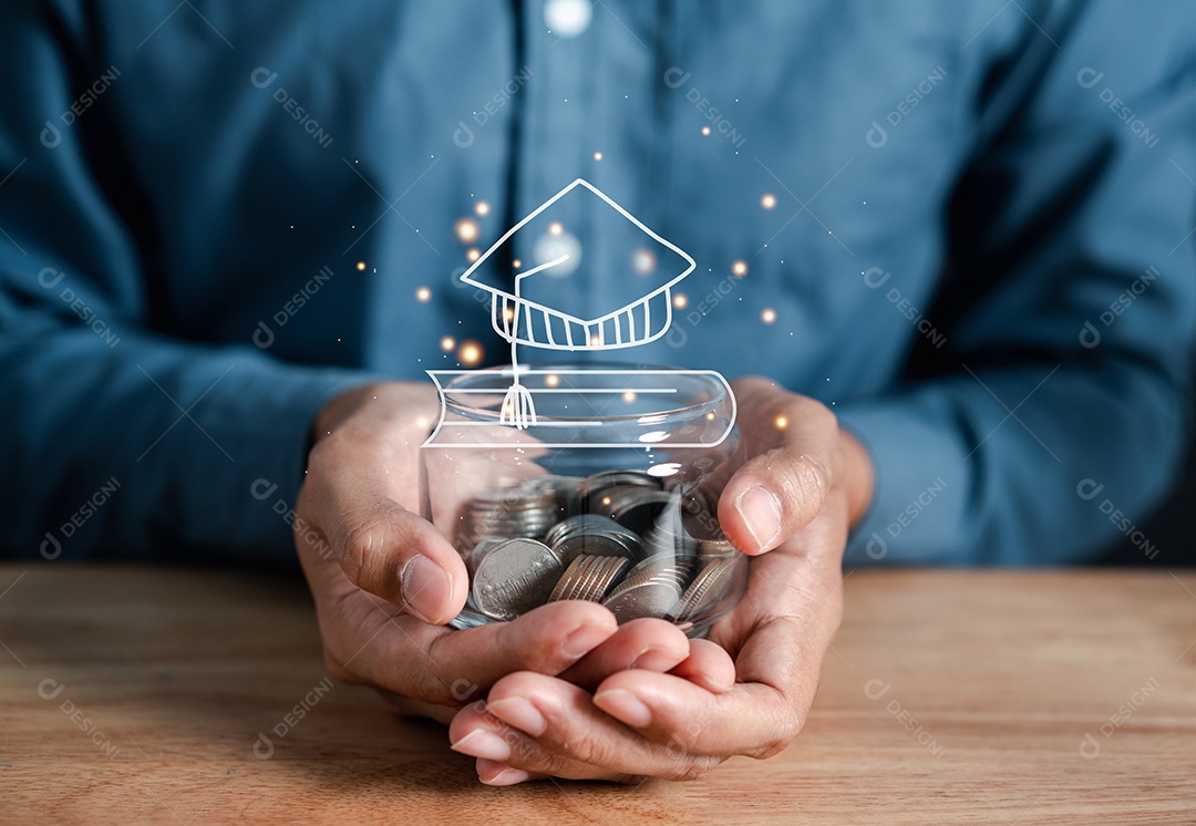 Empresário segurando moeda em jarra com boné de formatura e ícones de livro.