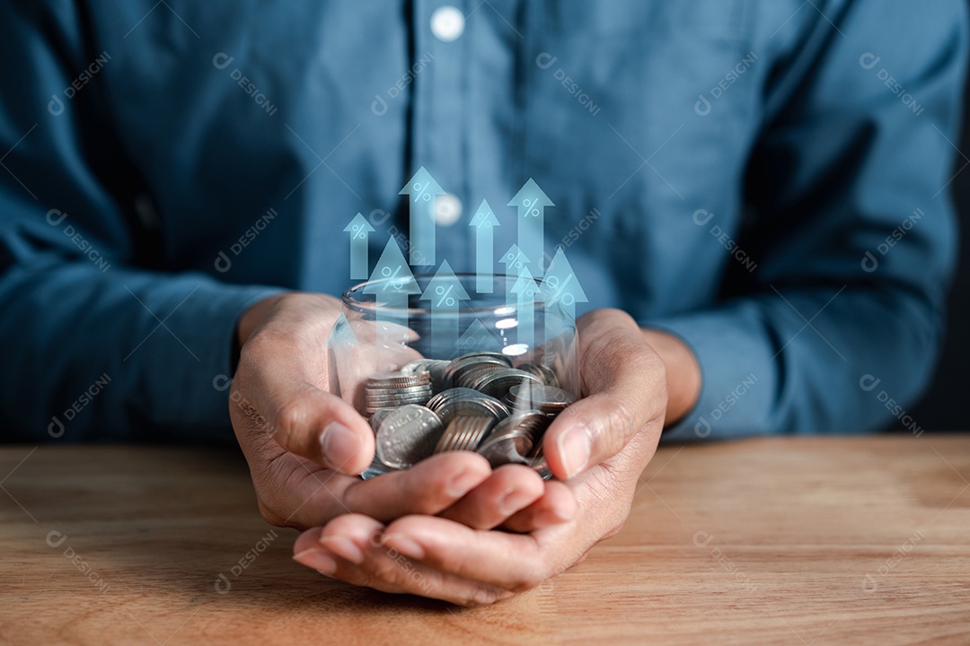 Empresário economizando moedas de dinheiro contabilizando em jarra para aumentar a taxa de juros