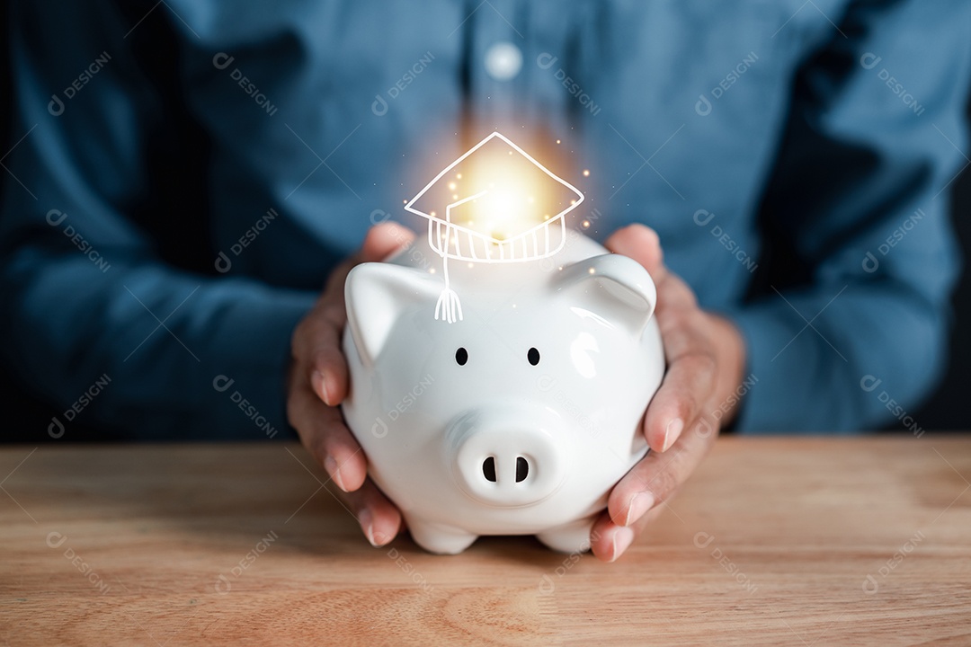 Empresário segurando a moeda no cofrinho com ícone de lâmpada.