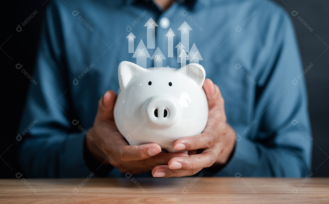 Empresário economizando moedas de dinheiro contabilizando no cofrinho para aumentar a taxa de juros financeira