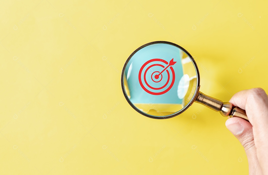 Alvo de dardos com seta escondida de papel perfurado amarelo