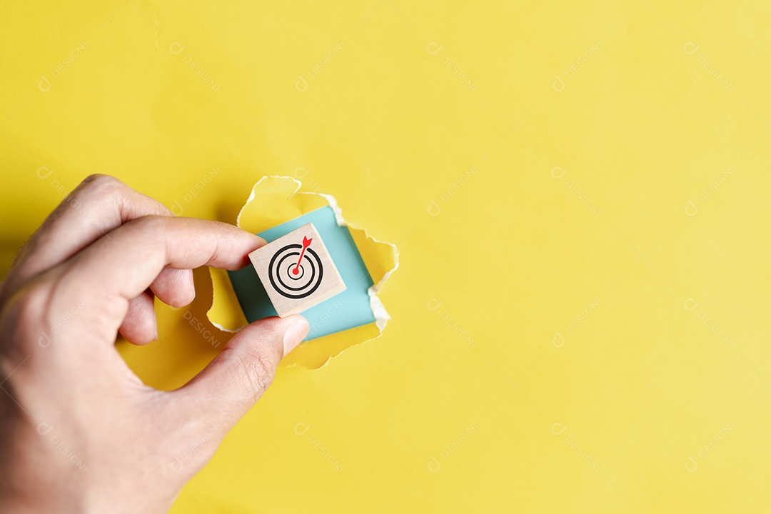 Alvo de dardos com seta escondida de papel perfurado amarelo