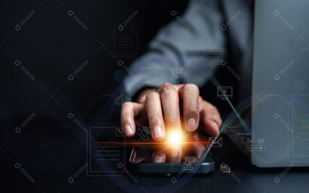 Empresário tocando interface de tela on-line IOT.