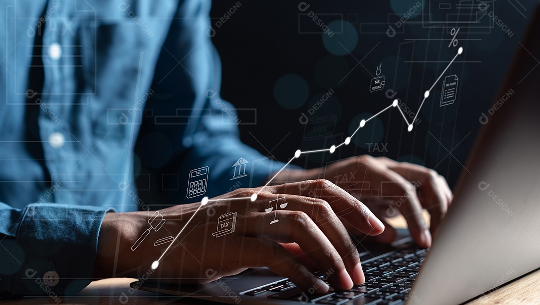 Conceito de finanças de negócios de pagamento de impostos, empresário usando computador calcular imposto de renda