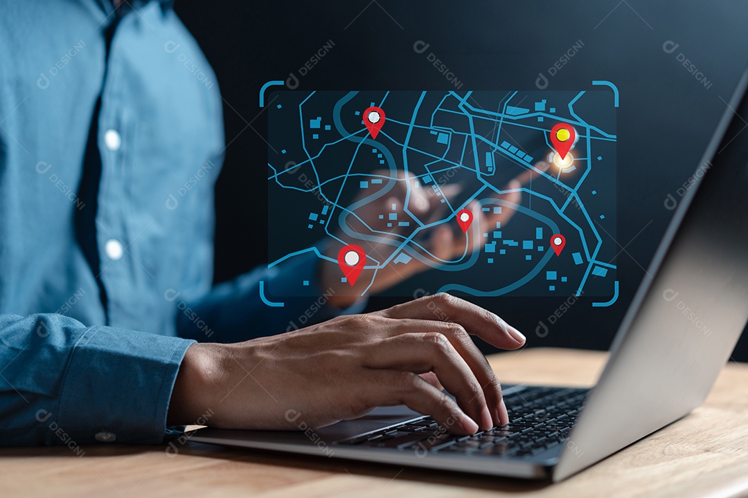 Empresário usando smartphone sincroniza computador pesquisando mapa mundial com ponto de localização