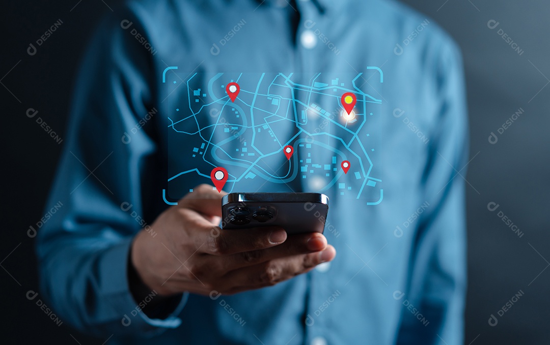 Empresário usando smartphone pesquisando mapa mundial com ponto de localização