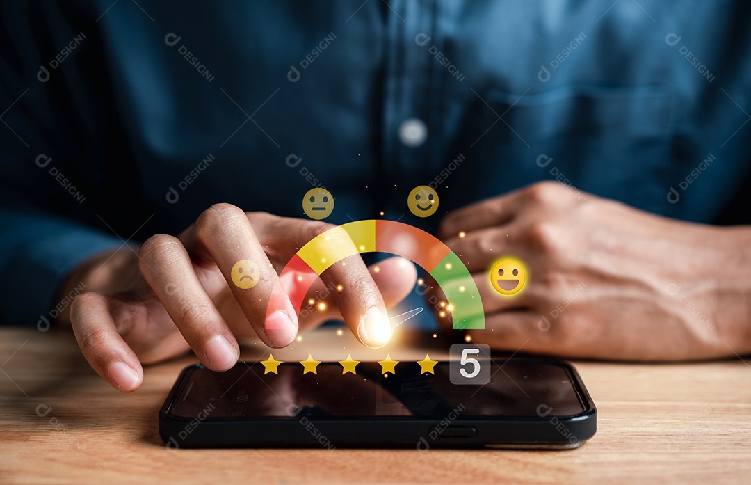 Usuário dando conceito de revisão de feedback de satisfação do cliente cinco estrelas.