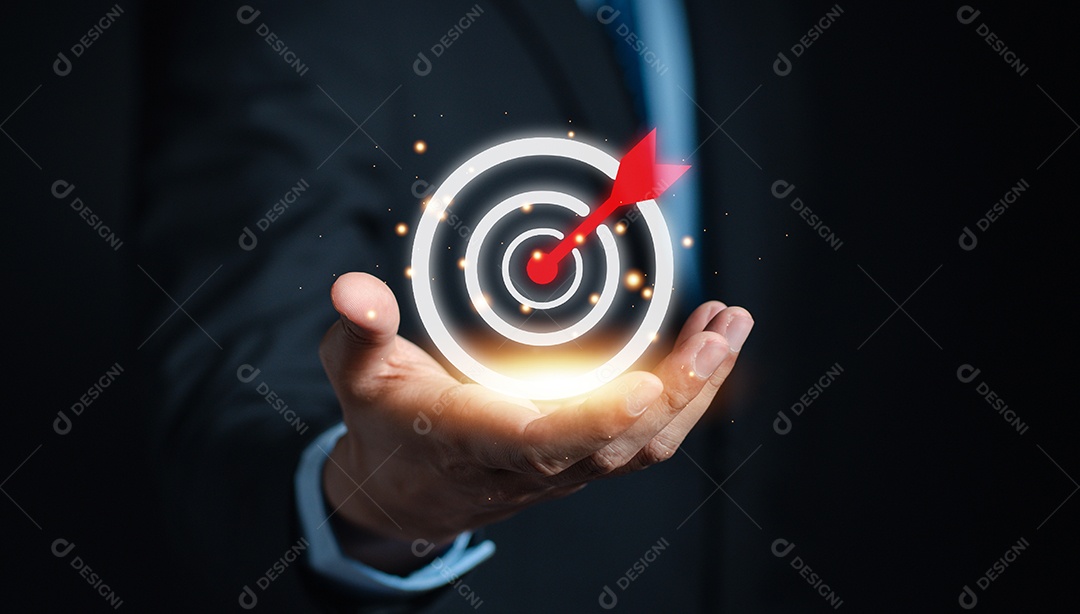 Empresário mostrando liderança de desenvolvimento de planejamento de alvo de negócios e grupo-alvo